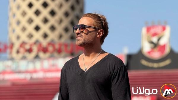 أحمد فهمي يتحدث من داخل النادي الأهلي: أرقى نادٍ في العالم خلال تصوير إعلان للفيفا