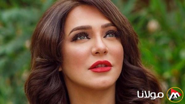 إزالة الفنانة سلاف فواخرجي من نقابة الفنانين السوريين بسبب تصريحاتها.