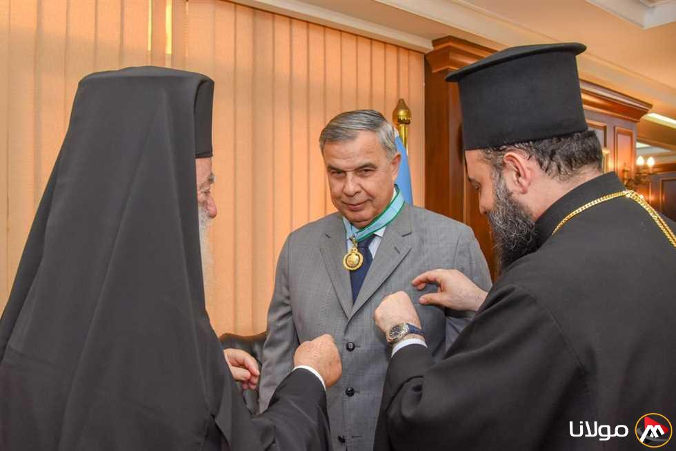 البابا ثيودوروس الثاني يقدّم محافظ الإسكندرية وسام “القائد من درجة أسد الرسول مرقس” (صور)