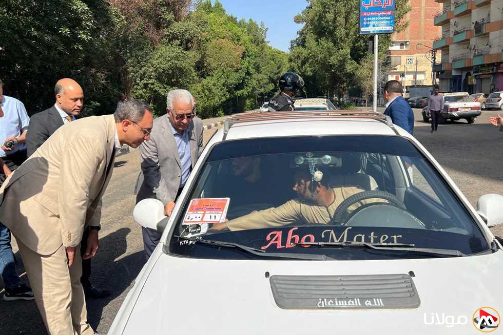 محافظ قنا يزور مواقف سيارات الأجرة ومحطات الوقود لمراقبة الالتزام بالتعريفة المحدثة