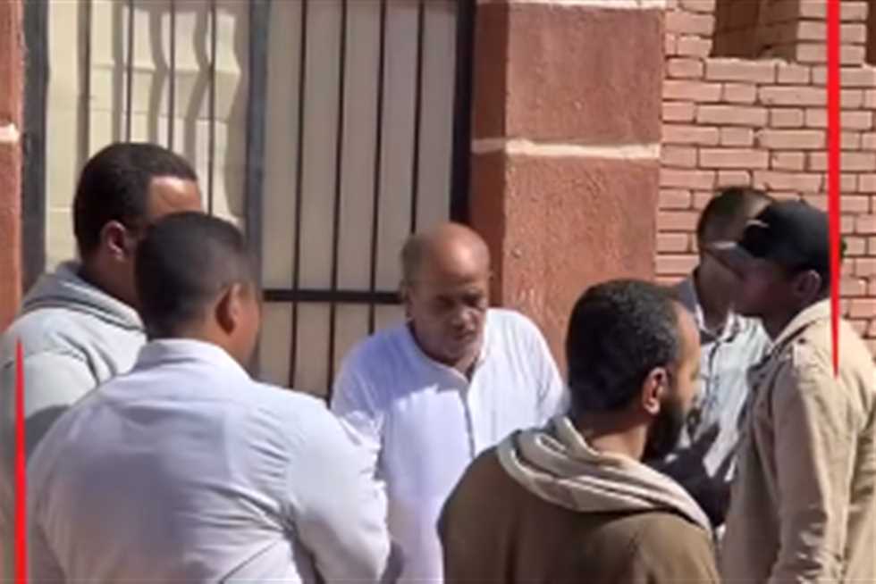 في لحظة حزينة.. شقيق سليمان عيد يتلقى التعازي في المقابر بعد دفن الفنان (فيديو)