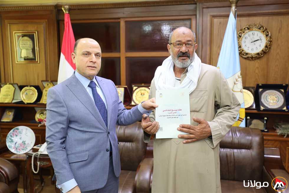 محافظ كفر الشيخ يوزع 21 عقداً لتقنين أراضي الدولة على المستفيدين
