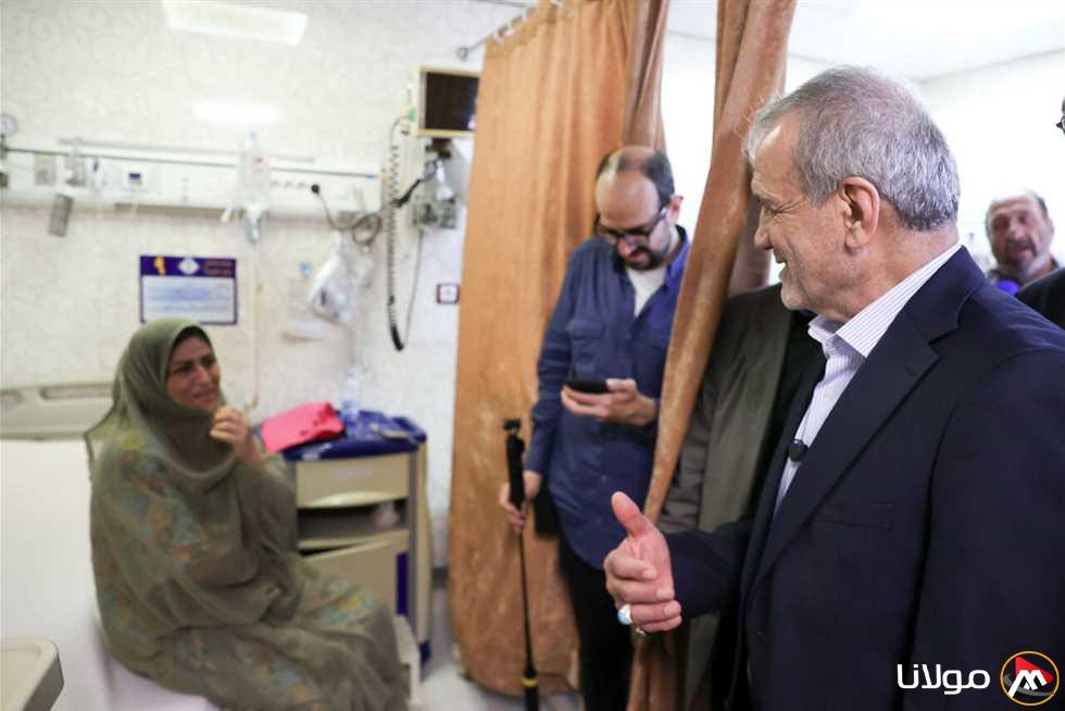 الرئيس الإيراني يزور مستشفى خاص لعلاج جرحى انفجار بندر عباس ويؤكد دعمه للمتضررين